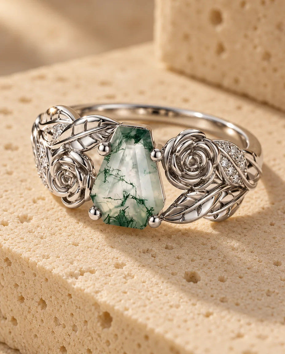 Moss Agate Ring - visad på ett travertinblock