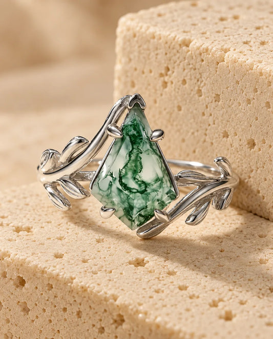 Moss Agate Ring - visad på ett travertinblock