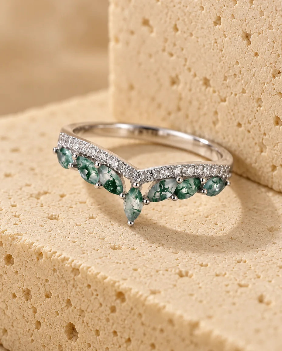 Moss Agate Ring - visad på ett travertinblock