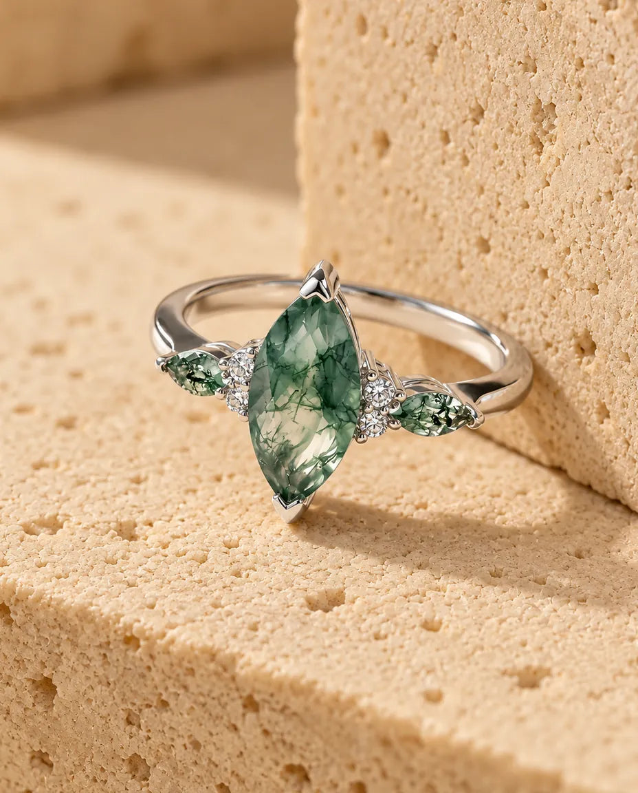 Moss Agate Ring - visad på ett travertinblock