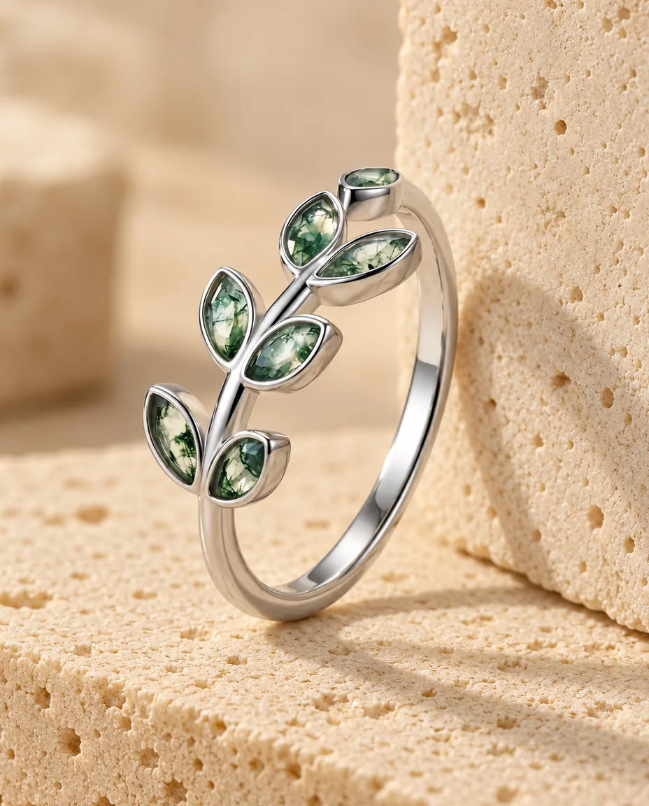 Moss Agate Ring - visad på ett travertinblock