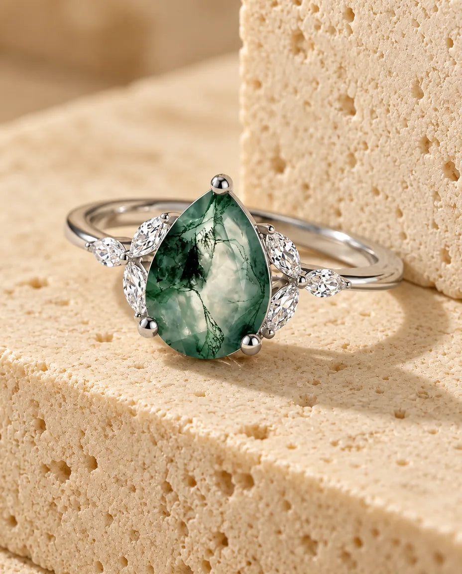 Moss Agate Ring - visad på ett travertinblock