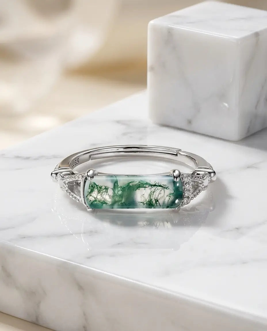 Moss Agate Ring – Rektangulär Sten på Tvären, Justerbar Skena med Filigran och Zirkonia