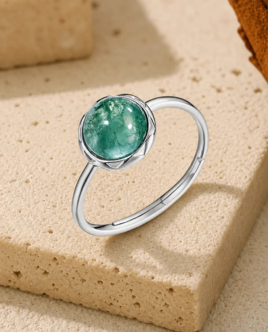 Moss Agate Ring – Rund Cabochon i Kronbladsinfattning, Justerbar 925 Sterling Silver, Löftesring