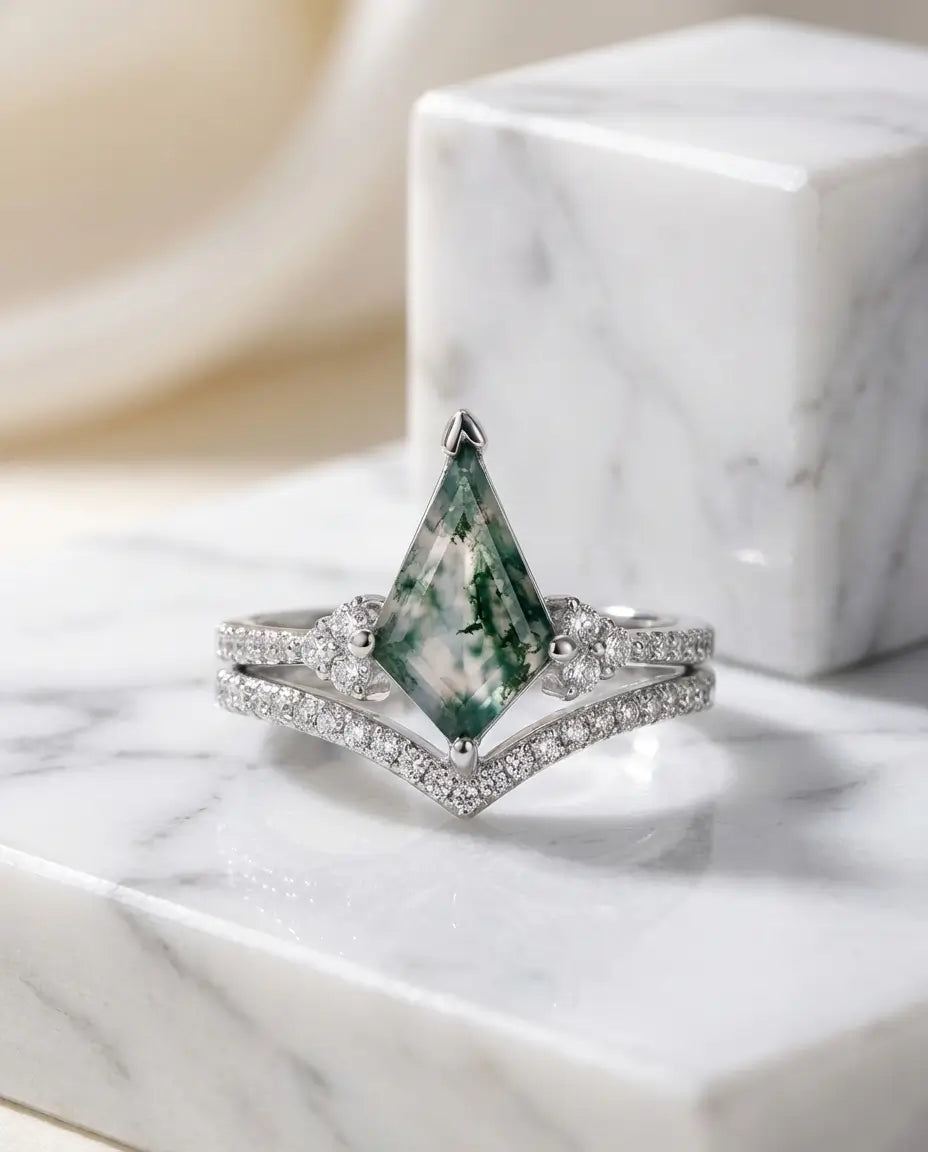 Moss Agate Ringset – Kite-slipad Sten 7x11 mm med Chevronring, i Silver eller 10K Guldpläterat