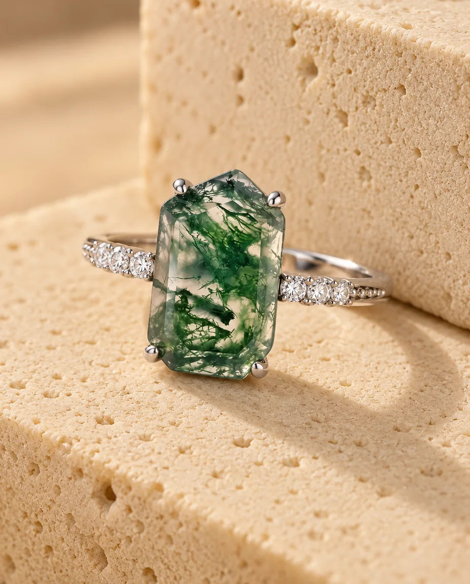 Moss Agate Ring - visad på ett travertinblock