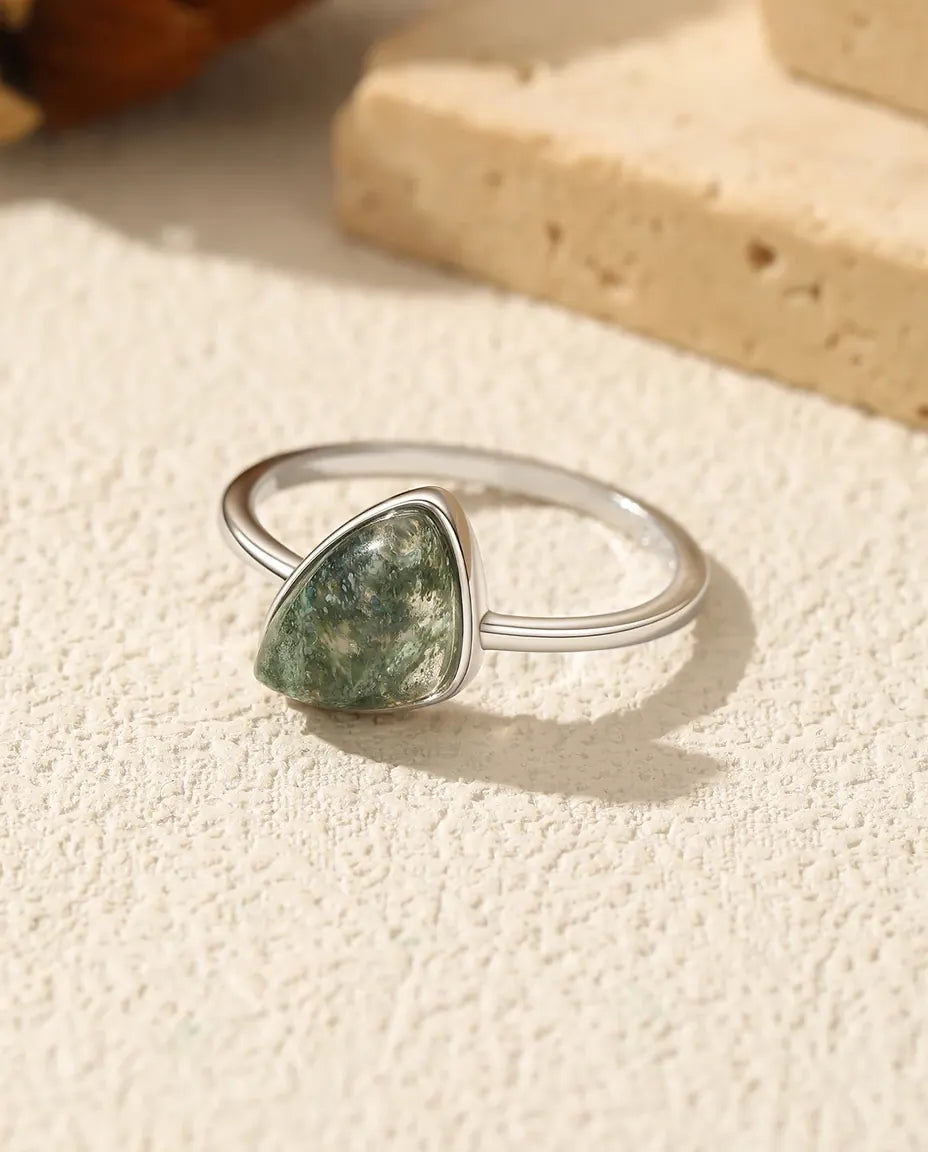 Moss Agate Ring – Triangelsten i Ramfattning, Tunn Stapelbar Ring i 925 Sterling Silver, Gåva till Henne