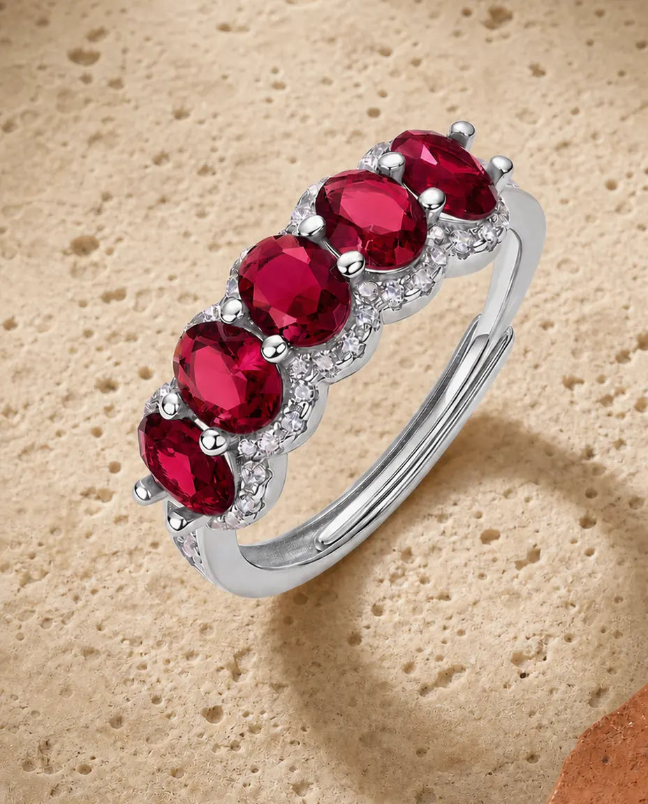 Rubinring – Fem Graderade Ovala Labbodlade Rubiner med Halo, Öppen Justerbar Ring i 925 Sterling Silver