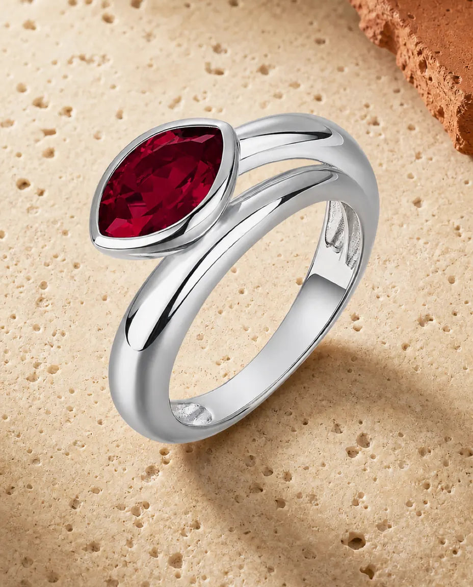 Rubinring – Marquiseslipad Labbodlad Rubin i Liggande Infattning, Bred Statementring i 925 Sterling Silver