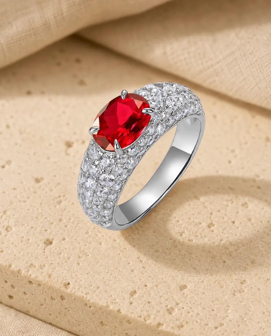 Rubinring Pavé – Oval Labbskapad Rubin på Bred Gnistrande Skena i 925 Sterling Silver