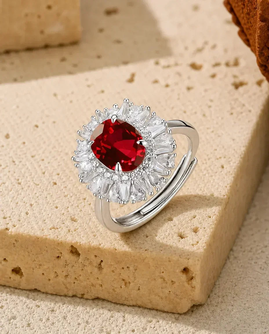 Rubinring – Oval Labbodlad Rubin med Strålande Solhalo i 925 Sterling Silver, Julis Månadssten