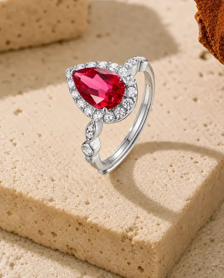 Rubinring med Päronslipad Labbskapad Rubin och Halo – Justerbar Öppen Ring i 925 Sterling Silver