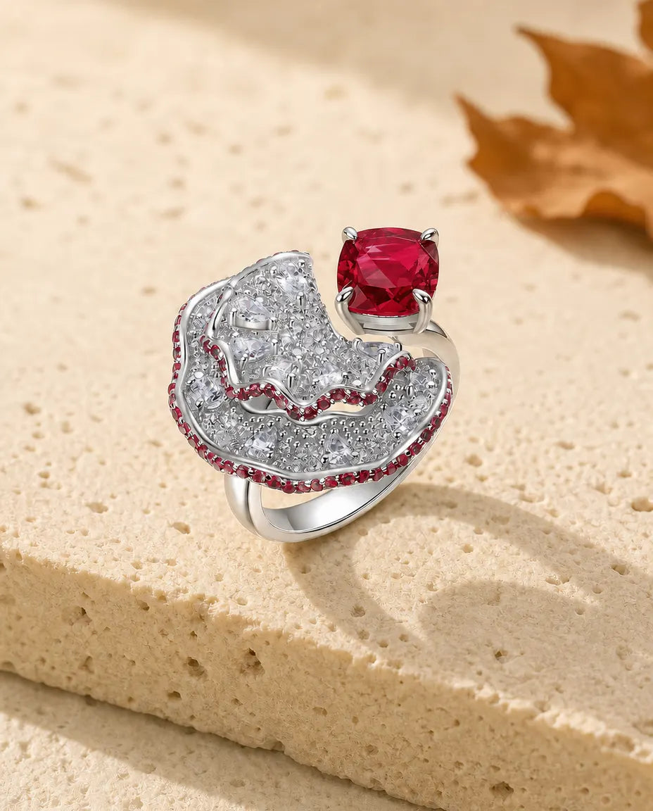 Rubinring – Labbodlad Rubin på Pavésolfjäder, Skulptural Statementring i 925 Sterling Silver