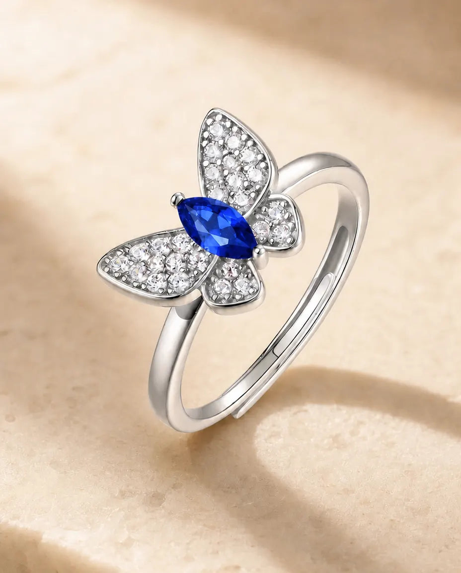 Safirring Fjäril – Marquiseslipad Labbskapad Safir med Pavésatta Vingar i 925 Sterling Silver