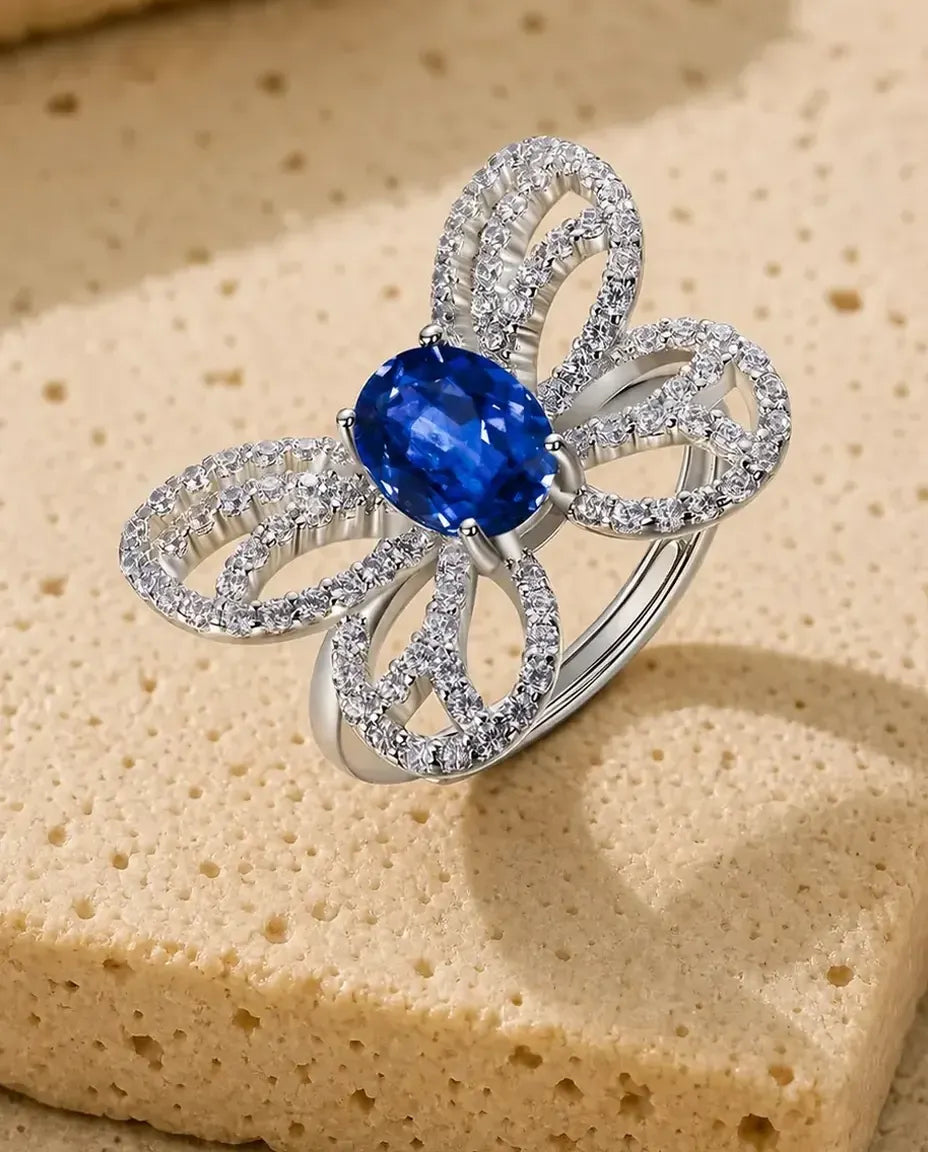 Safirring Fjäril – Rund Labbskapad Blå Safir med Pavévingar, Justerbar Öppen Ring i 925 Sterling Silver