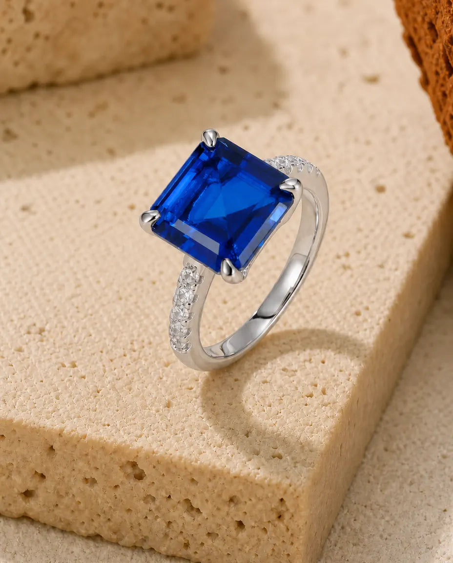 Safirring – Kvadratisk Labbskapad Safir på Pavésatt Skena i 925 Sterling Silver