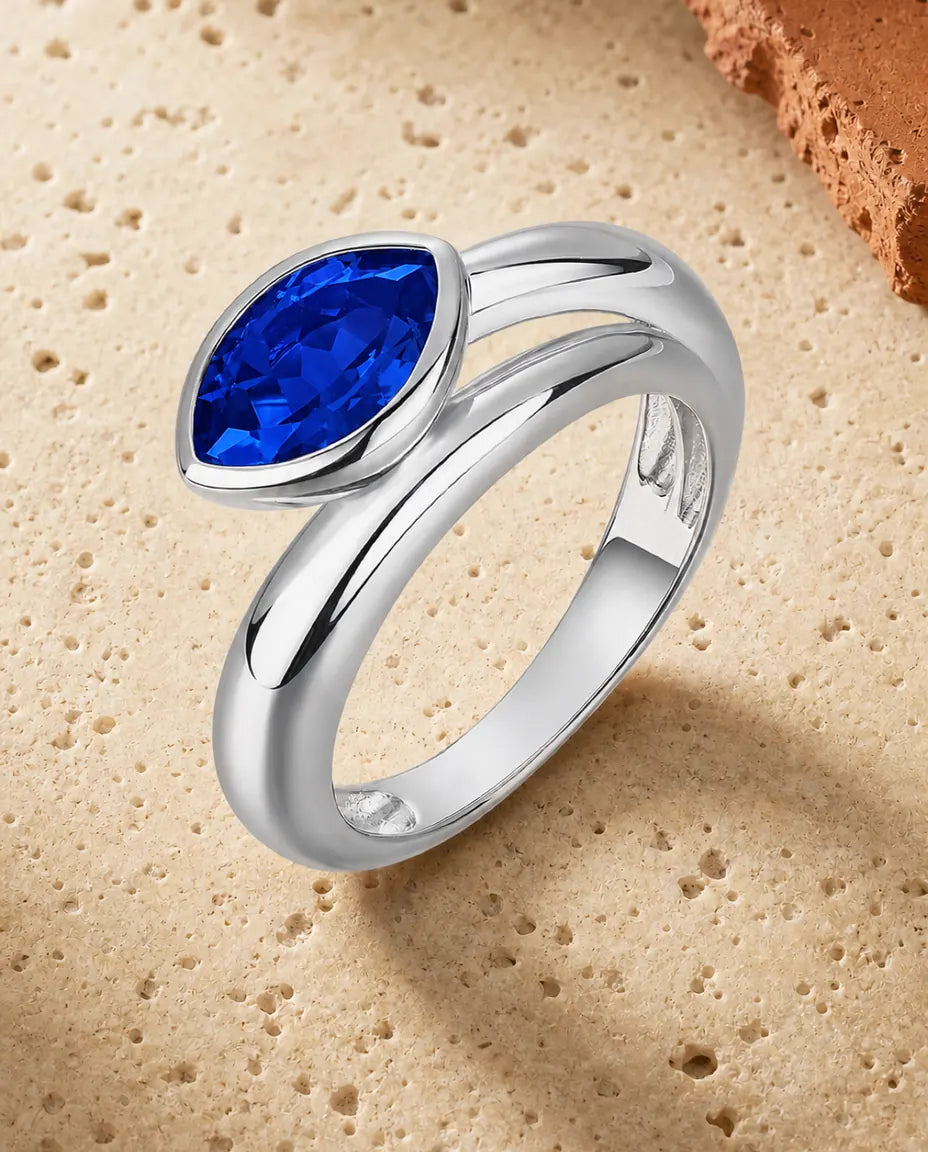 Safirring – Marquiseslipad Blå Safir i Slät Infattning på Bred Polerad Skena, 925 Sterling Silver