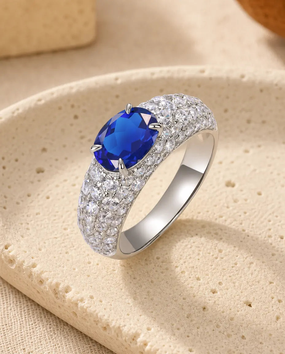 Safirring Pavé – Oval Labbskapad Blå Safir på Gnistrande Skena i 925 Sterling Silver