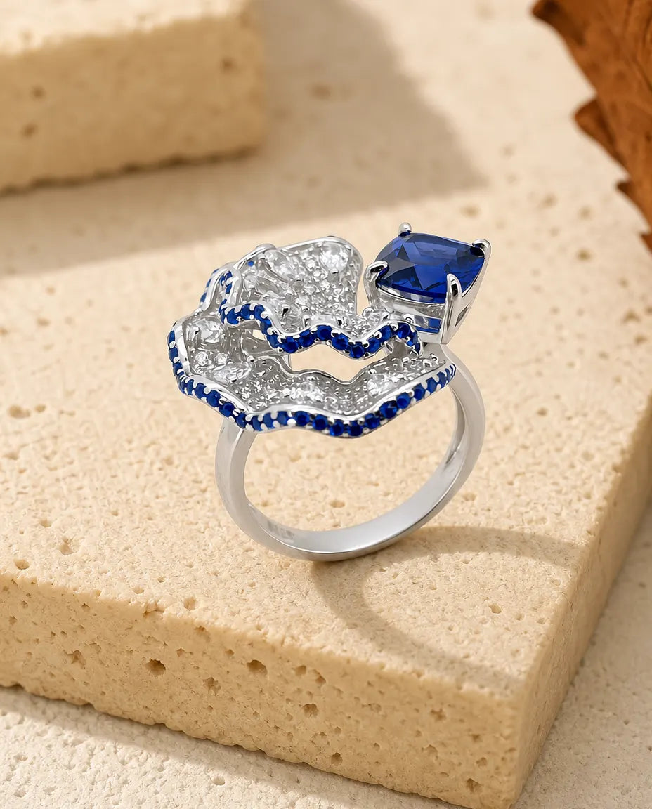 Safirring Cocktail – Labbskapad Blå Safir med Pavésatt Solfjäder i 925 Sterling Silver