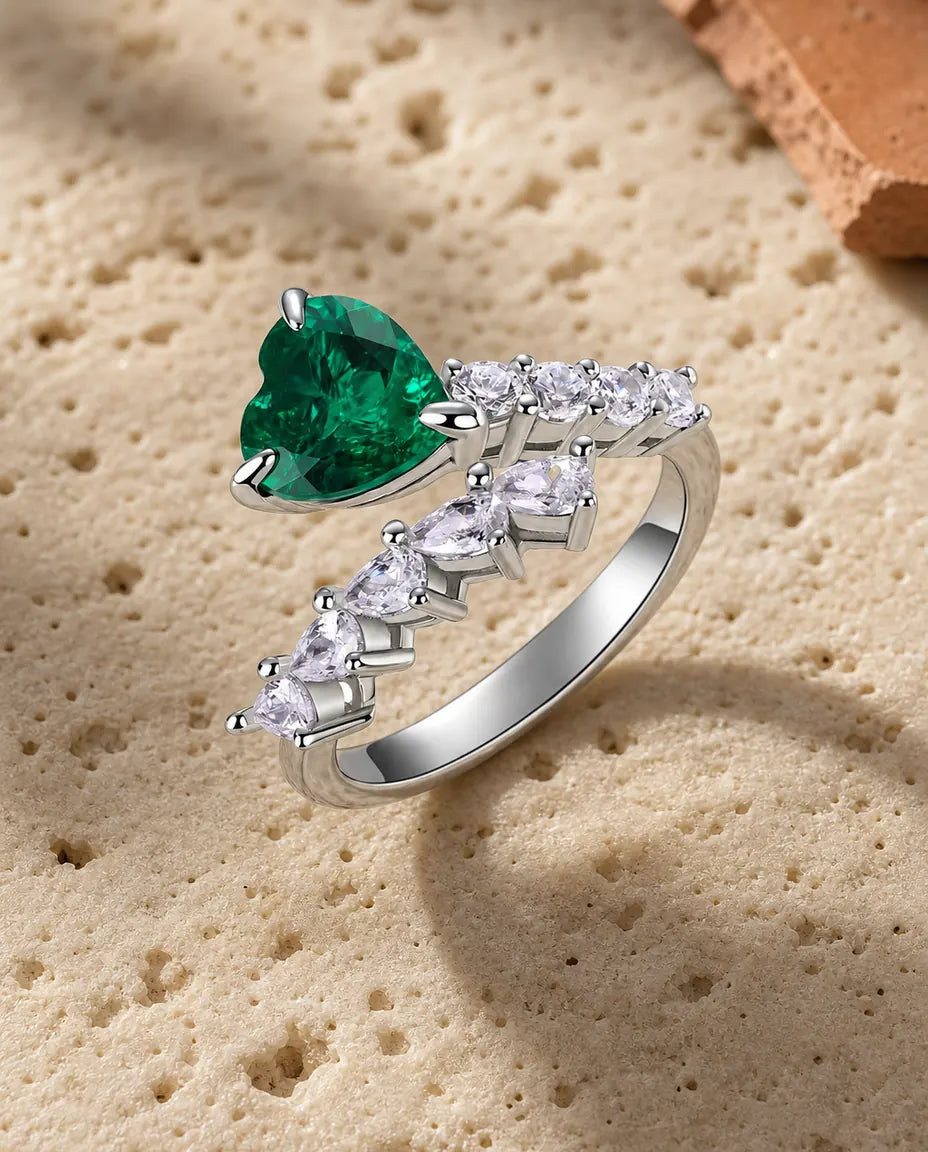 Smaragdring – Hjärtslipad Labbodlad Smaragd i Stjärnfallsdesign, Justerbar Ring i 925 Sterling Silver
