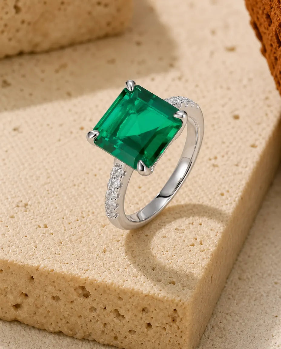 Smaragdring – Kvadratisk Labbodlad Smaragd på Tunn Pavéskena, 925 Sterling Silver, Månadssten för Maj