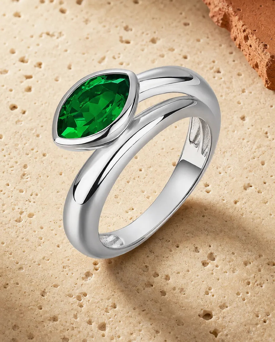 Smaragdring – Marquiseslipad Labbodlad Smaragd i Ramfattning, Bred Polerad Ring i 925 Sterling Silver