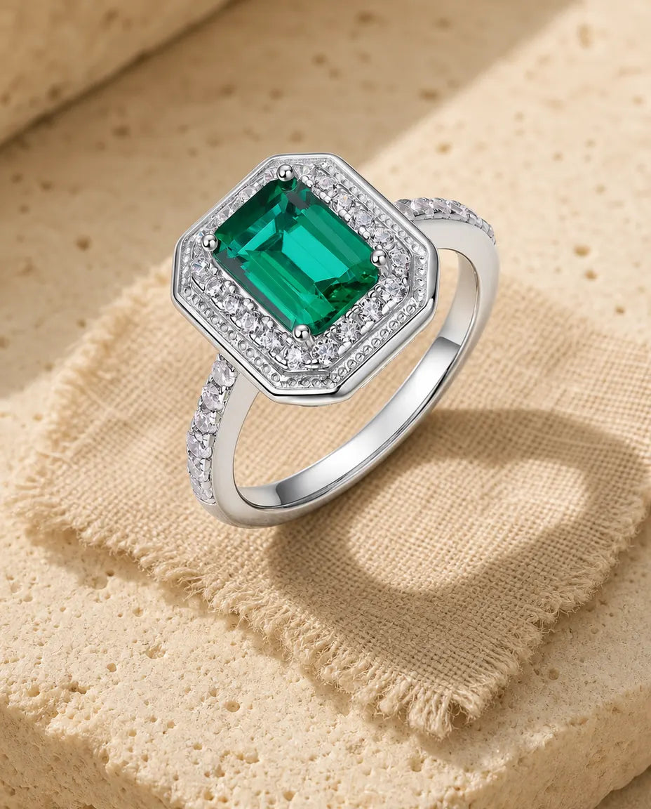 Smaragdring – Oktagonslipad Labbodlad Smaragd med Pavéhalo och Pavéaxlar, 925 Sterling Silver