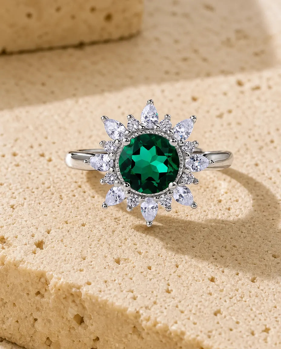 Smaragdring – Rund Labbodlad Smaragd med Solroshalo, Justerbar Ring i 925 Sterling Silver