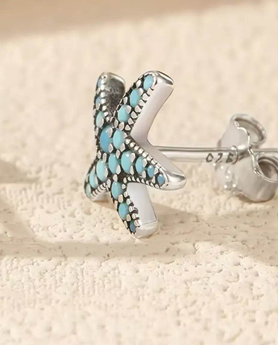 Sjöstjärna Örhängen med Turkos - 10 mm i oxiderat 925 sterling silver med turkosblå pavé