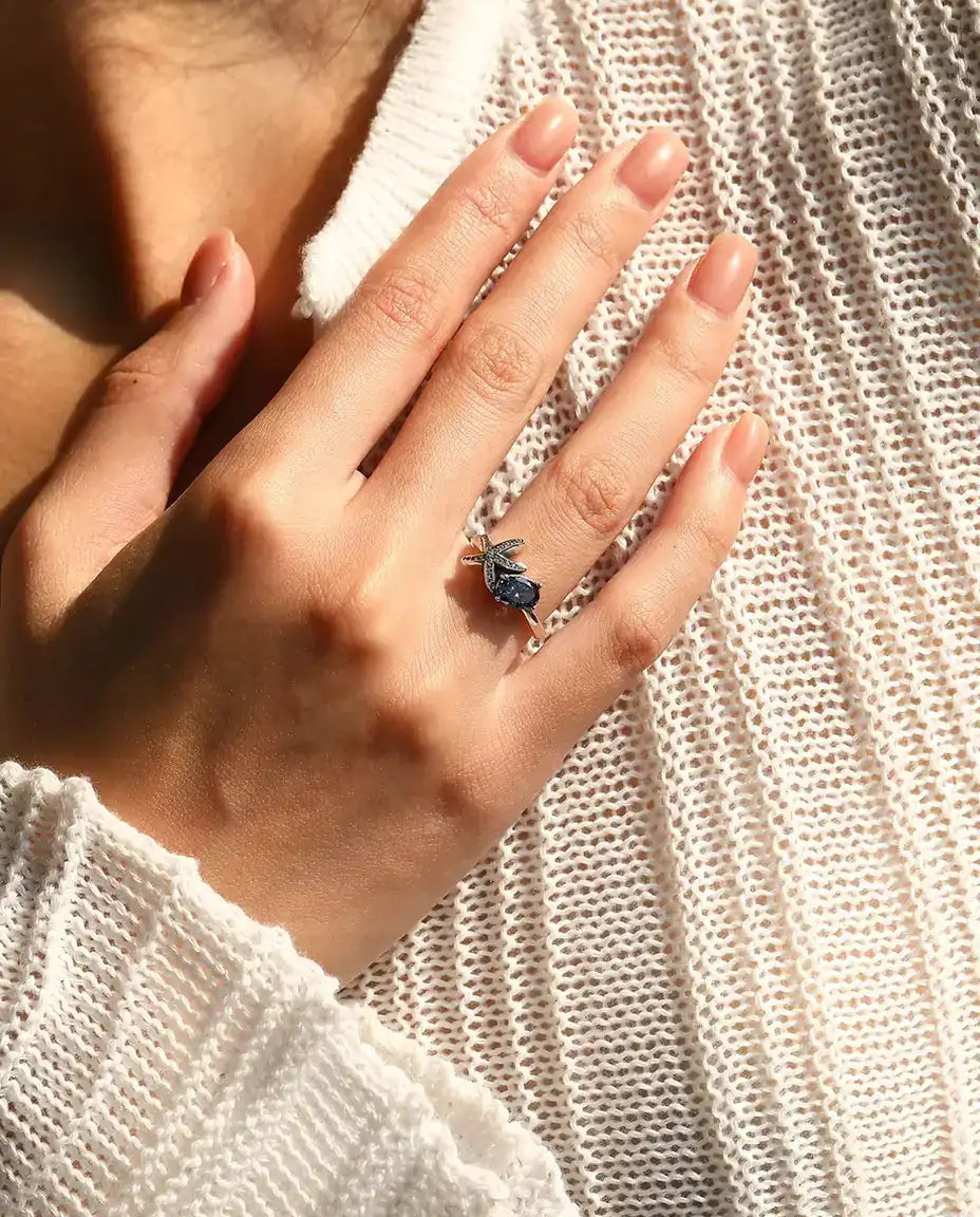 Sjöstjärna Ring - oval violett zirkonia 5 x 7 mm med pavésatt stjärna, storlek 5 till 9, 925 sterlingsilver