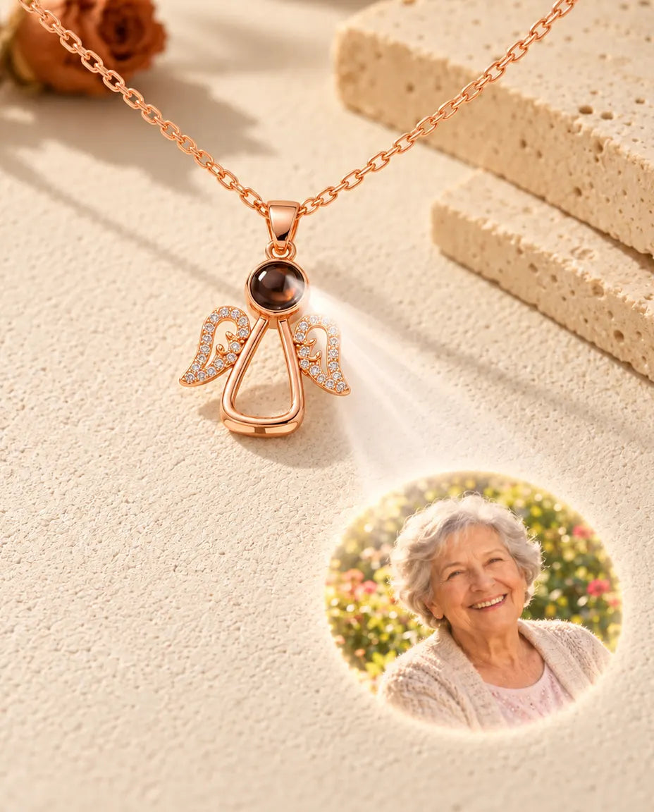 Roséguldfärgat ängelhalsband projicerar ett porträtt av en mormor mot krämvit gips