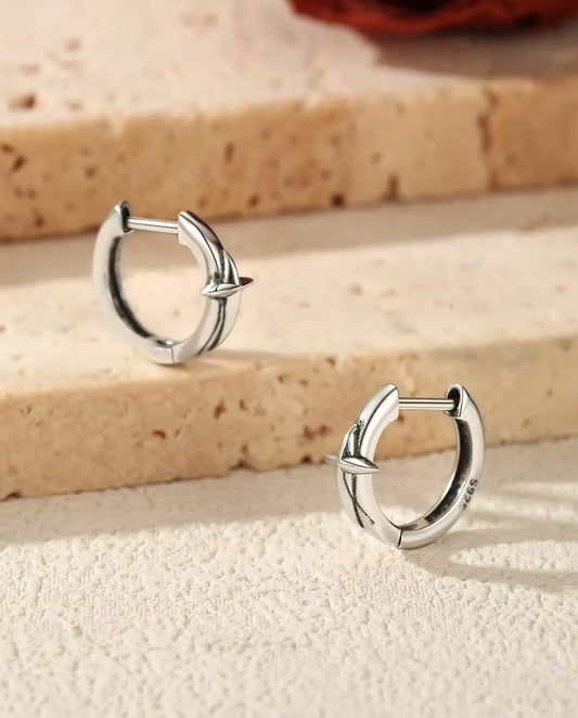 Små Creoler med Fyruddig Stjärna i 925 Sterlingsilver - paret på trappsteg av travertin