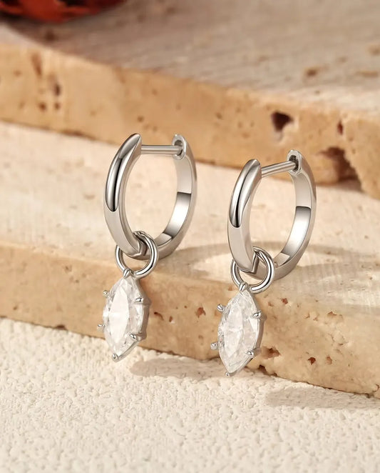 Små Creoler med Hänge av Markisslipad Moissanite i 925 Sterlingsilver - paret på trappsteg av travertin