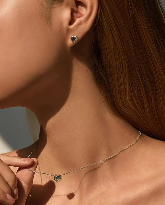 Smyckeset med Hjärta i 925 Sterlingsilver - örhänge och halsband burna tillsammans av en modell