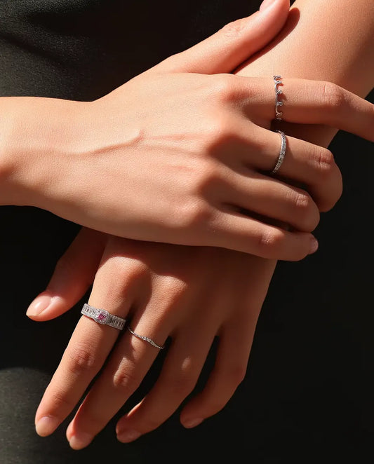 Stapelbar Ring med Moissanite i 925 Sterlingsilver - buren tillsammans med andra ringar, händerna på varandra