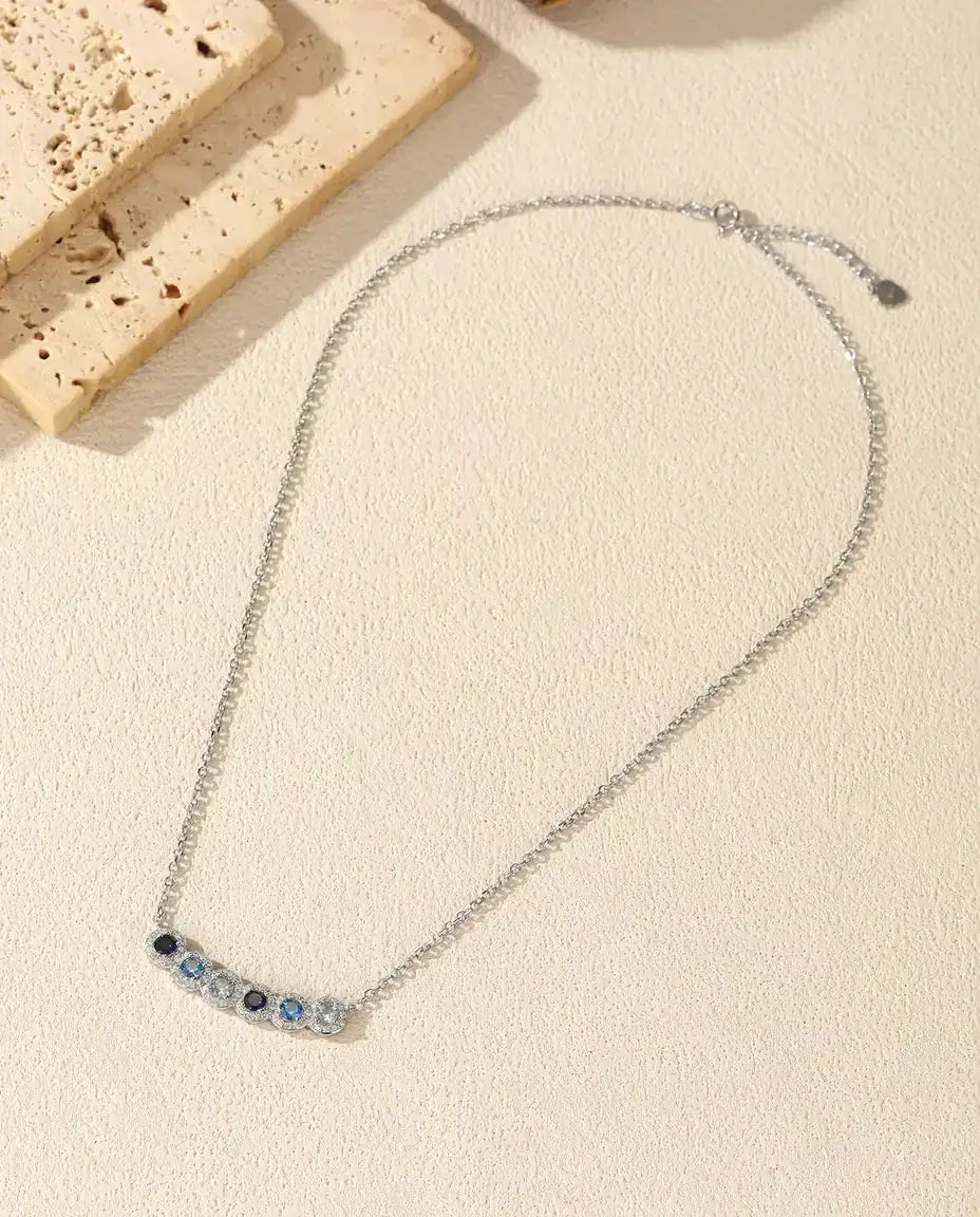 Stavhalsband Blå Toning - sex blå stenar med pavéhalo, böjd stav 34 mm, 925 sterling silver, 40+5 cm