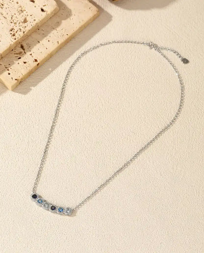 Stavhalsband Blå Toning - sex blå stenar med pavéhalo, böjd stav 34 mm, 925 sterling silver, 40+5 cm