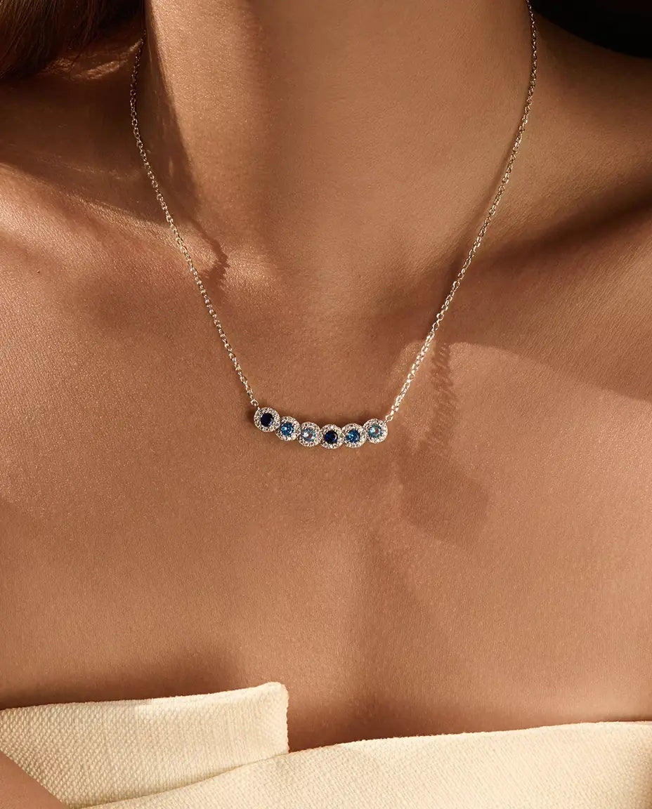 Stavhalsband Blå Toning - sex blå stenar med pavéhalo, böjd stav 34 mm, 925 sterling silver, 40+5 cm
