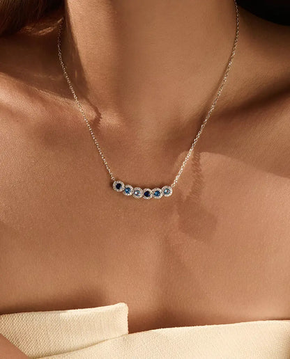 Stavhalsband Blå Toning - sex blå stenar med pavéhalo, böjd stav 34 mm, 925 sterling silver, 40+5 cm