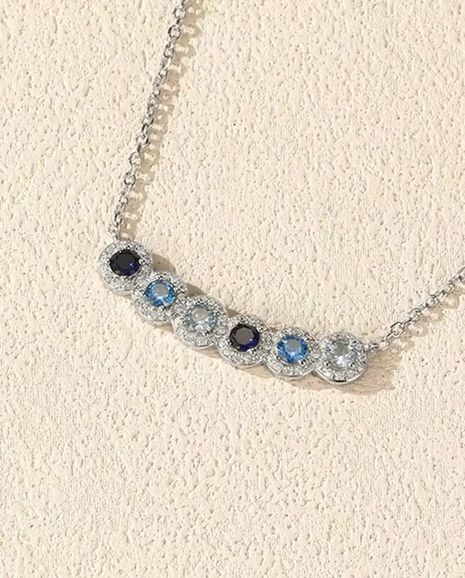 Stavhalsband Blå Toning - sex blå stenar med pavéhalo, böjd stav 34 mm, 925 sterling silver, 40+5 cm