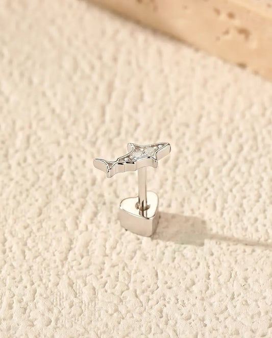 Stiftörhängen Formade som en Haj i 925 Sterlingsilver med Moissanite - stående på det hjärtformade låset, på en ljus strukturerad yta