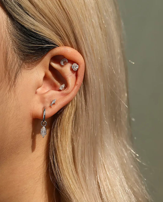 Stiftörhängen Formade som en Haj i 925 Sterlingsilver med Moissanite - buret av en modell, bredare bild av öra och hals