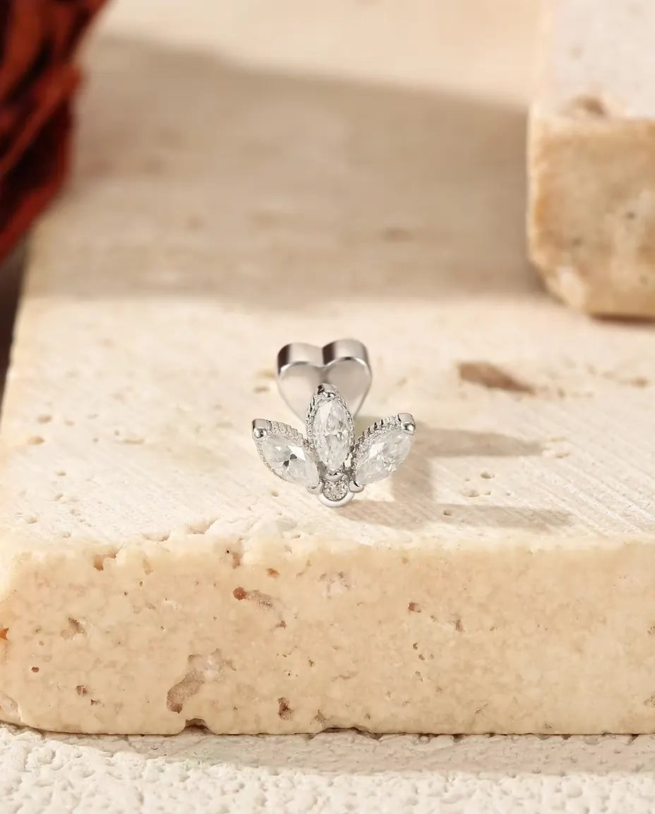Stiftörhängen med Lotusblomma av Markisslipade Moissaniter i 925 Sterlingsilver - på kanten av en travertinplatta