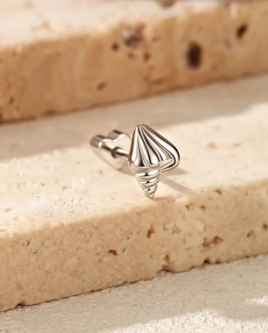 Stiftörhängen Formade som en Spiralsnäcka i 925 Sterlingsilver - på kanten av en travertinplatta