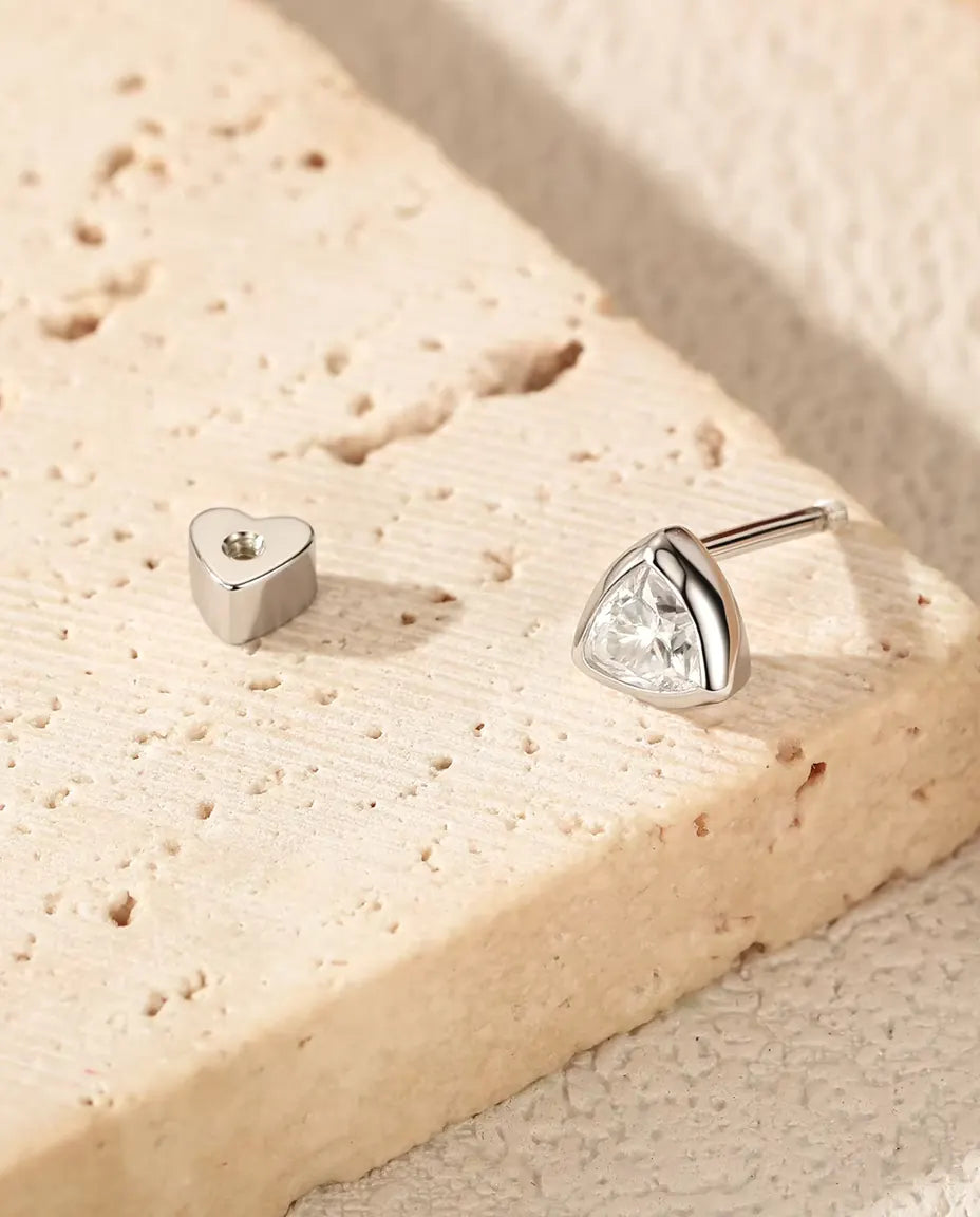 Stiftörhängen med Trekantig Moissanit i Zargfattning i 925 Sterlingsilver - med det hjärtformade låset avtaget och placerat bredvid