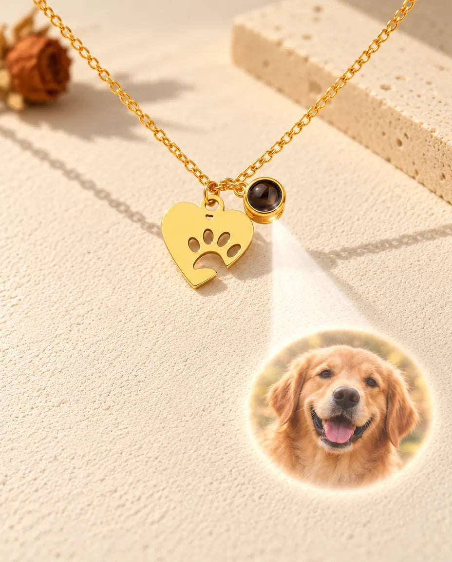 Ljus genom den lilla bruna stenen på det guldfärgade tasshjärtat visar en bild av en golden retriever
