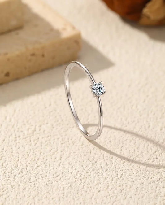 Moissanite Ring i 925 Sterlingsilver - stående på en ljus strukturerad yta