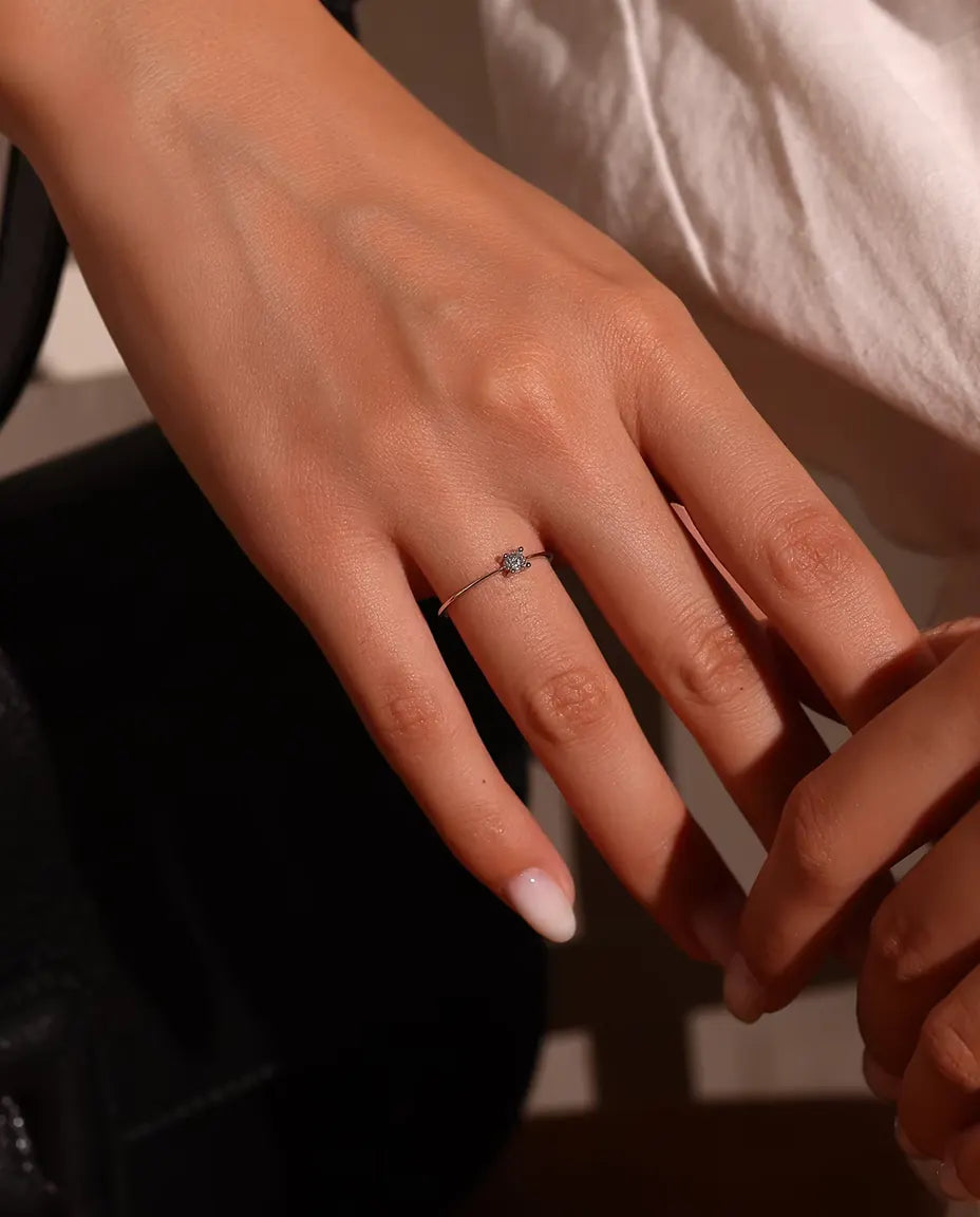 Moissanite Ring i 925 Sterlingsilver - buren på en modells finger, närbild