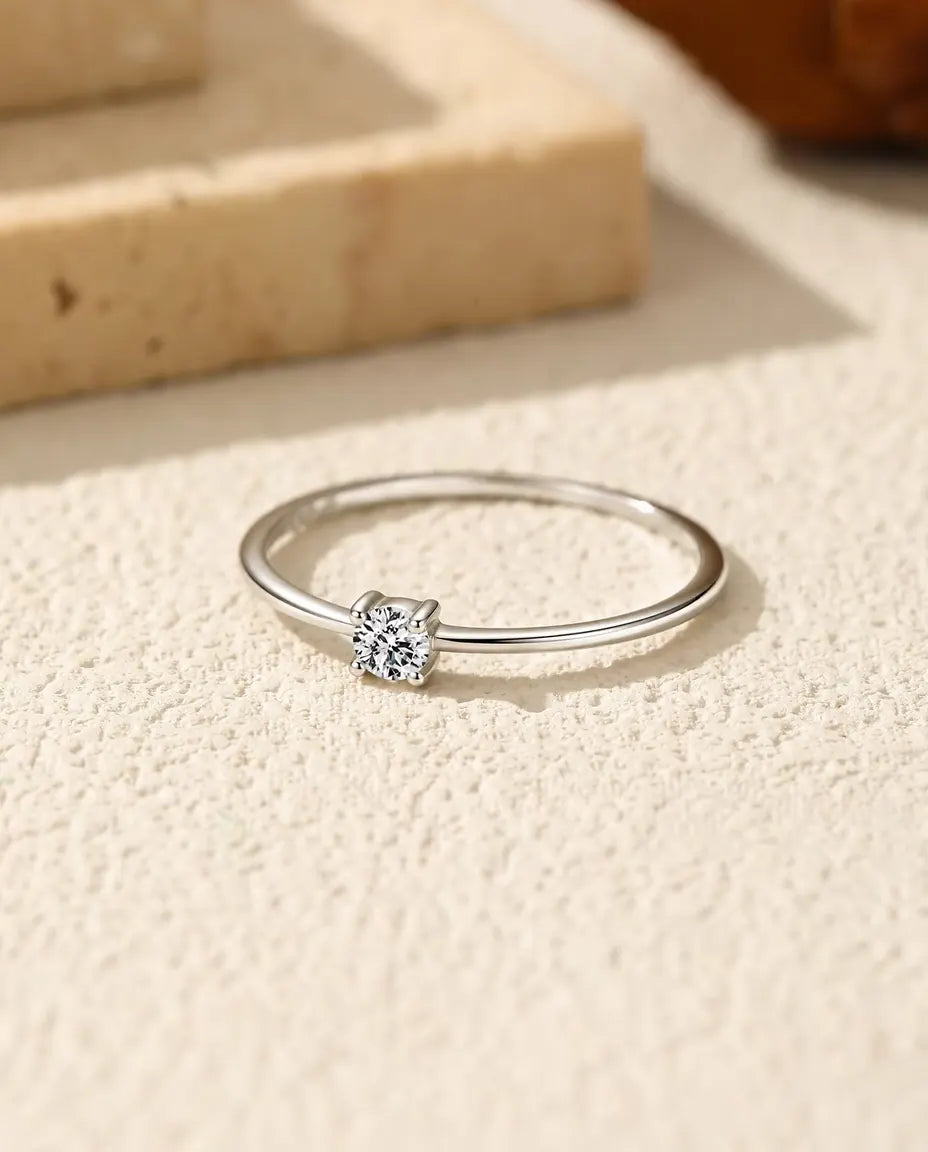 Moissanite Ring i 925 Sterlingsilver - liggande på en ljus strukturerad yta