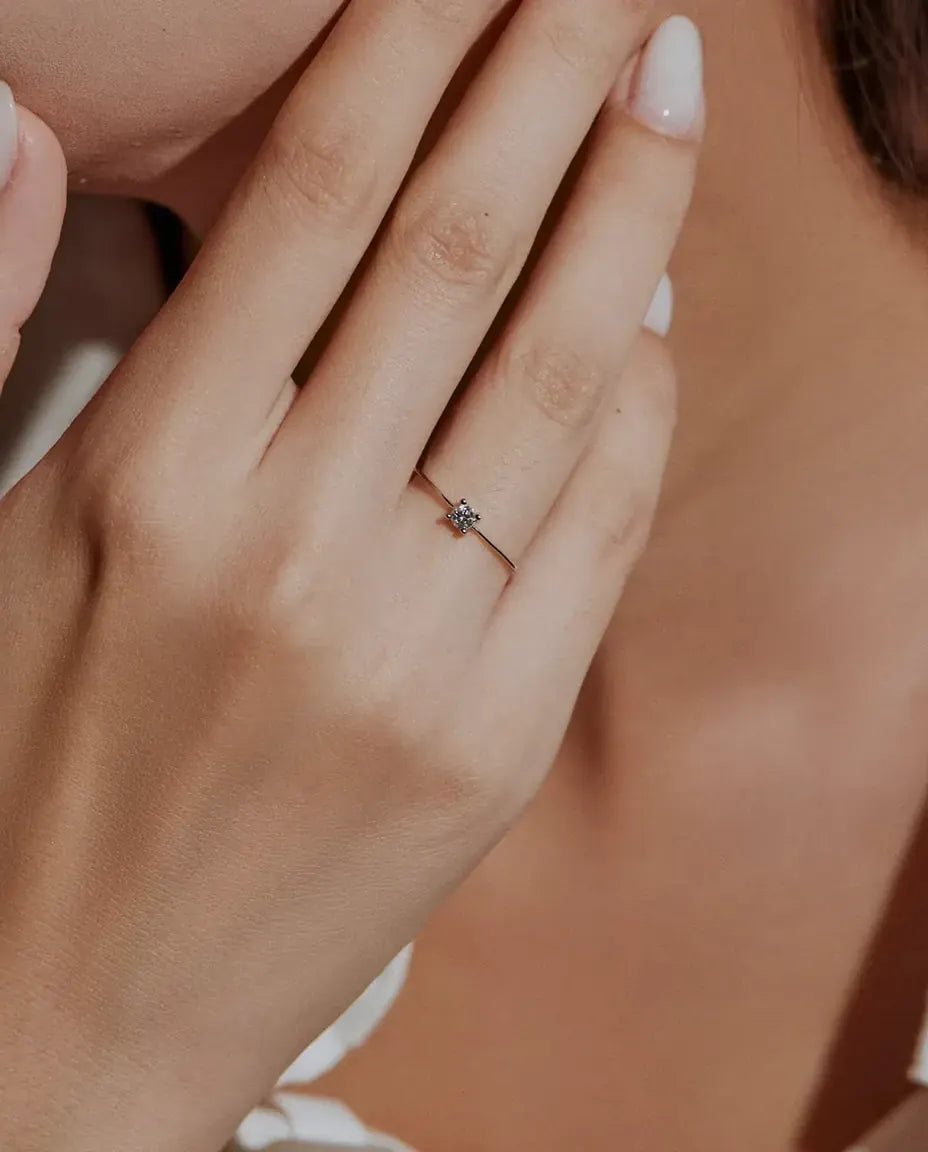Moissanite Ring i 925 Sterlingsilver - buren av en modell med händerna nära ansiktet